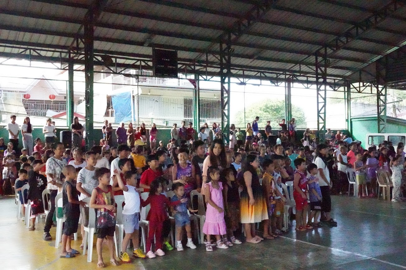 The morning crowd, children standing in the front rows.