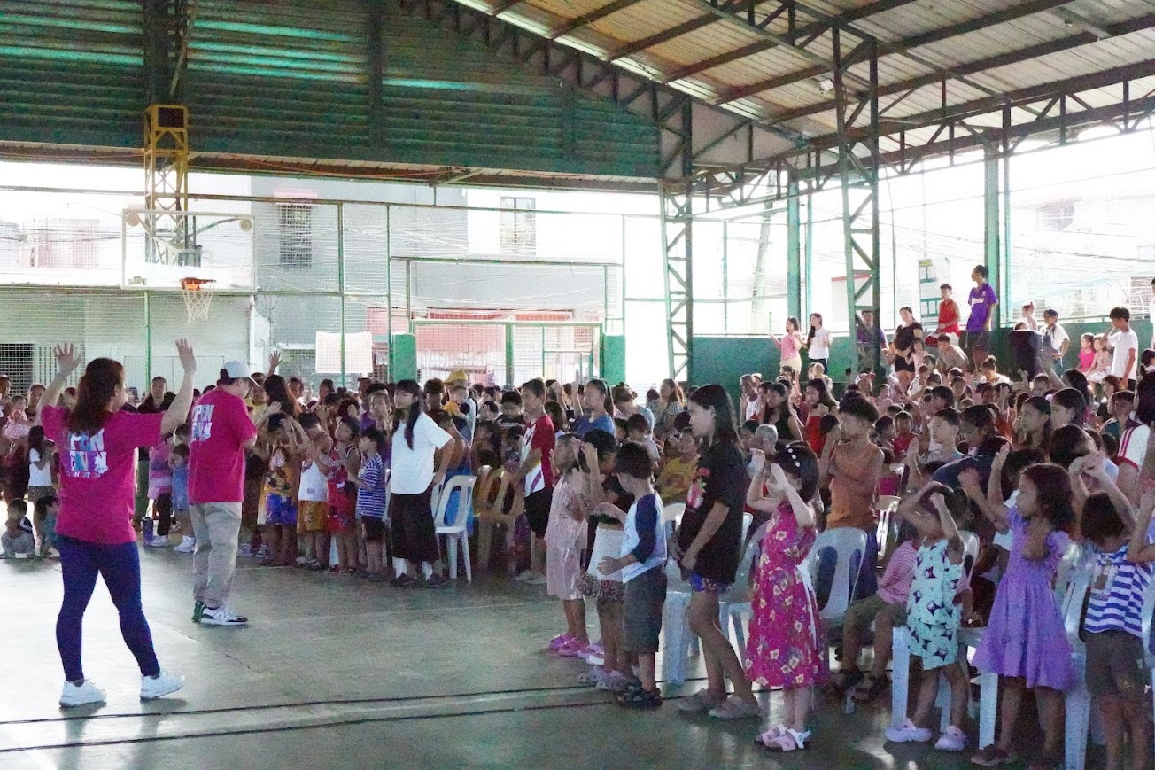 Hundreds of children seated across the court as the morning session begins.