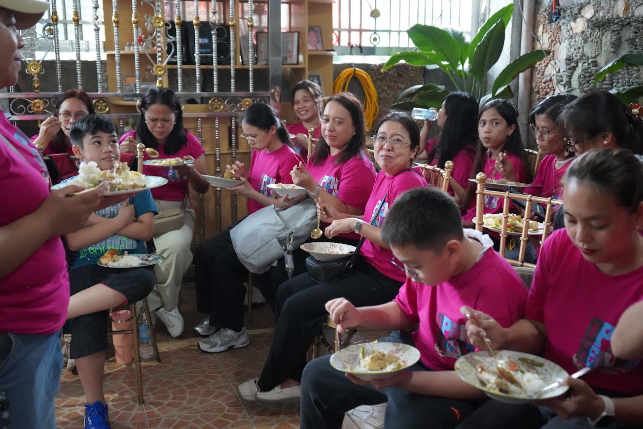 The team shares a meal together between sessions.