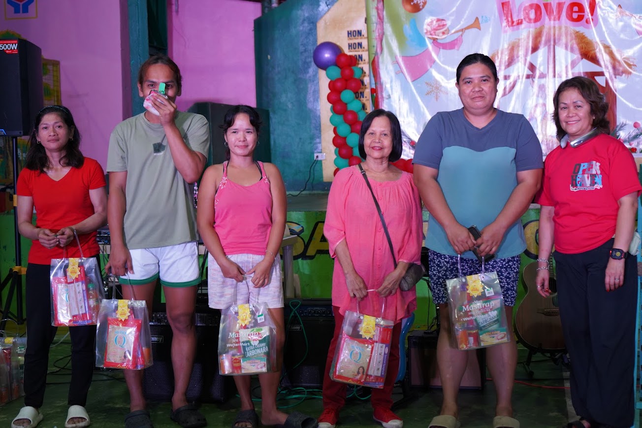 Five community members with grocery gift bags.
