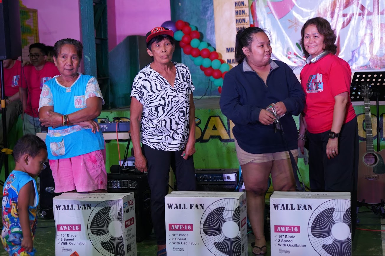 Six recipients holding electric kettles.