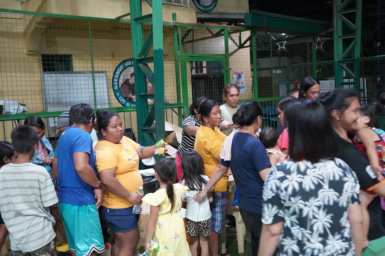 Families with snacks and water as the line moves on.