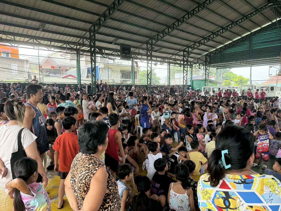 Standing room only — the whole court filled with children and families.