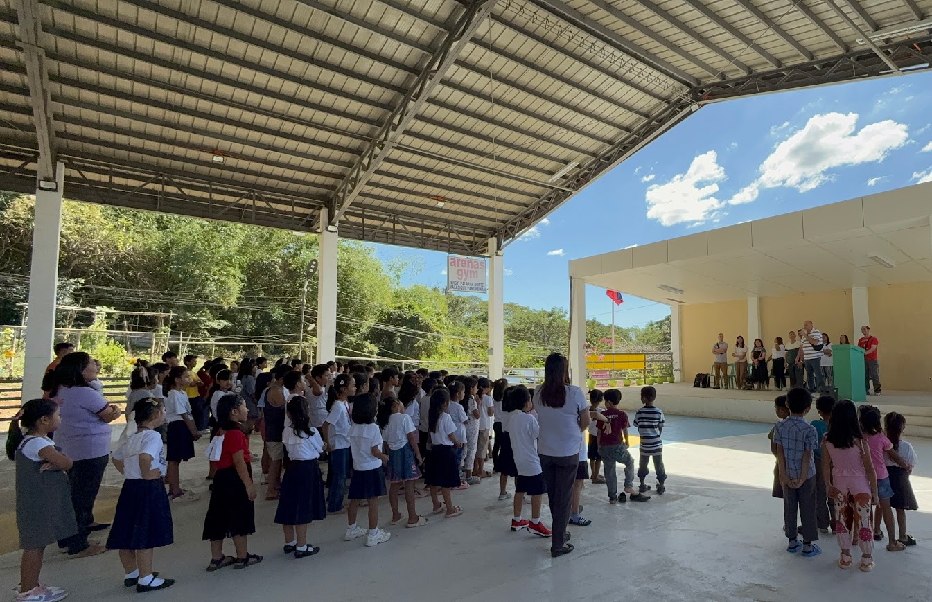 The group stands together at Palapar Norte.