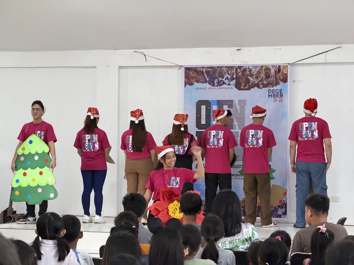 The tree turns to face the crowd, the rest of the cast still turned away.