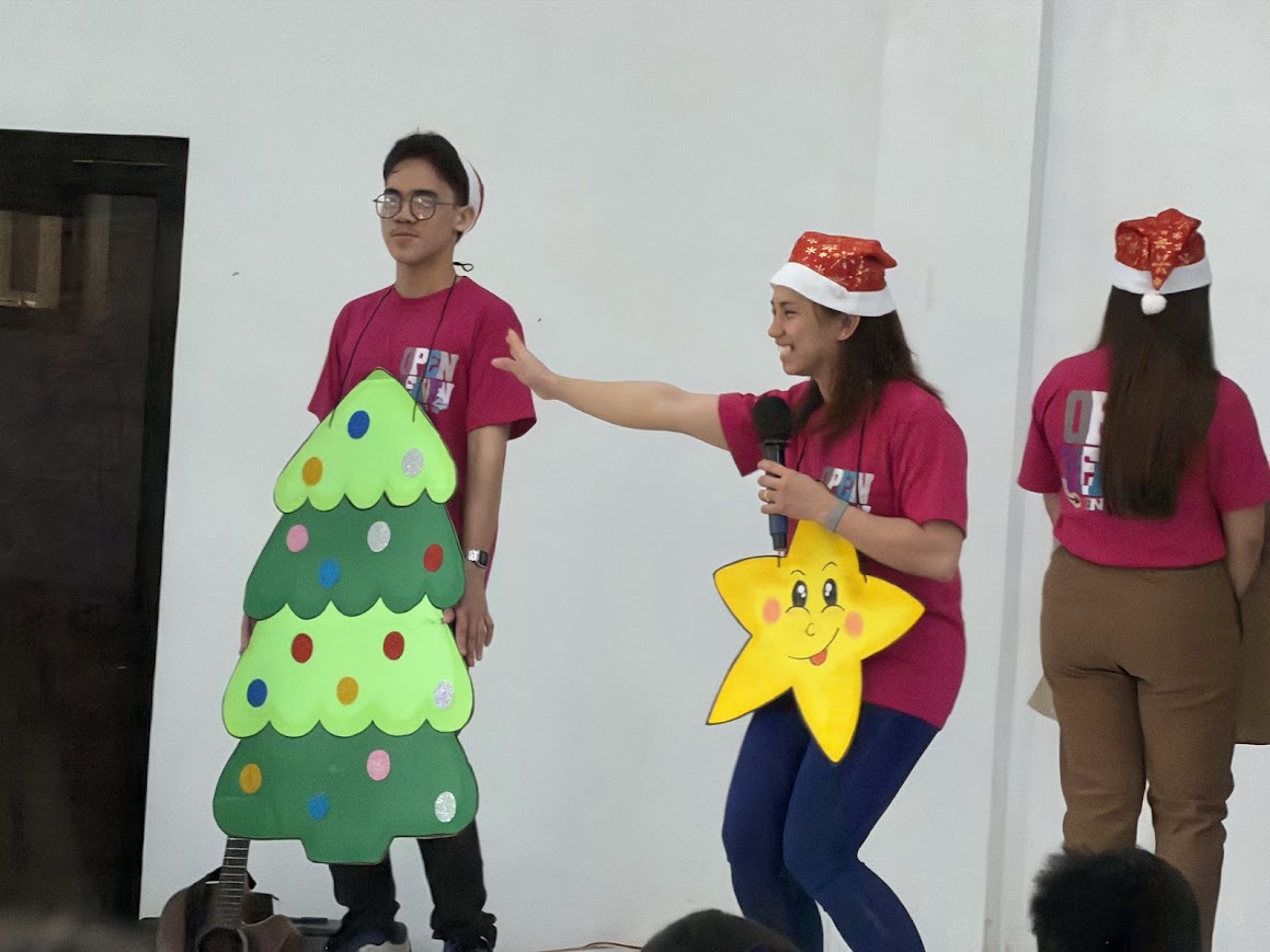 The star takes her turn at the tree's side.